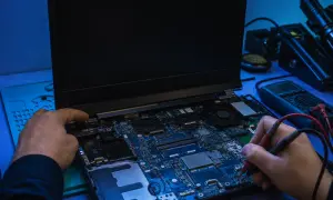 Naprawiam laptopa, który nie chce się włączyć. Mierzę napięcie na płycie głównej.