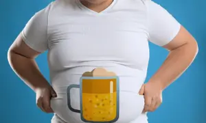 Pancia che sembra la birra gonfia, con schiuma e bollicine, su sfondo blu.