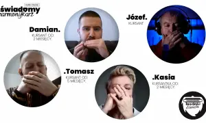 Damian, Józef, Tomasz i Kasia grają na harmonijce. Nuty unoszą się w powietrzu, tworząc melodię.