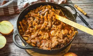 Herzhaftes Zwiebelfleisch-Rezept in einer Gusseisenpfanne, mit Zwiebeln und Fleisch in einer würzigen Sauce. Ein Klassiker, der immer schmeckt.