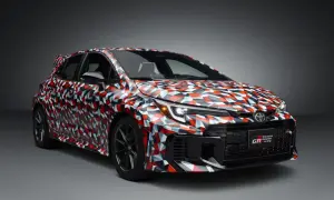 Agresywny kamuflaż na sportowej sylwetce Toyota Corolla GR zapowiada moc i dynamikę.