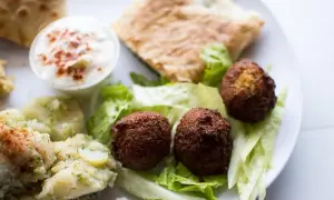 Ile kcal ma kebab z falafelem? Sprawdź, co wpływa na kaloryczność