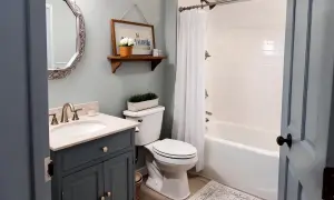 Bagno moderno con lavabo, WC e vasca. Un progetto di demolizione bagno fai da te che trasforma lo spazio.