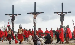 Filipiny religia: inscenizacja ukrzyżowania Jezusa z udziałem aktorów w strojach rzymskich żołnierzy i postaci biblijnych.