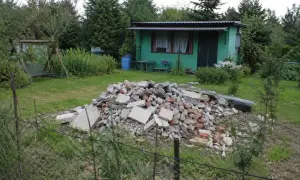Ziemia na sprzedaż! Gruz i śmieci na działce z domkiem i huśtawką.