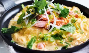 Herzhaftes Gericht mit Lachs, Sojasprossen und Minze in einer cremigen Sauce – perfekt für leichtes Essen im Sommer.