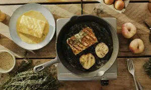 Feta grillée à la poêle : Réussissez-la croustillante et fondante !