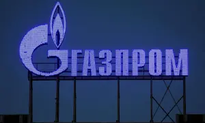 Leuchtendes Gazprom-Logo im Dunkeln. Ein Symbol für den Totalverlust von Gazprom ADRs.