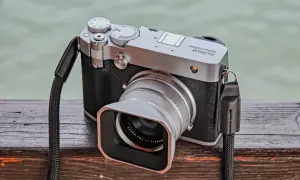 La nuova Fujifilm GFX 100S, un gioiello di tecnologia e design, pronta a catturare ogni dettaglio.