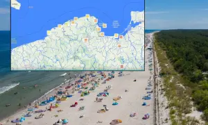 Mapa pokazuje, gdzie najcieplej nad morzem. Widać plażę z turystami i mapę z oznaczeniami temperatur wody.