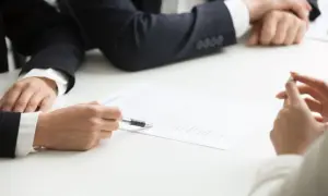 Kiedy załatwiać sprawy spadkowe po śmierci męża? Rozmowa z prawnikiem o formalnościach.