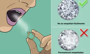 Una persona sopla sobre un anillo con diamante. El diamante real no se empaña, a diferencia de uno falso. Así puedes saber si un diamante es verdadero.