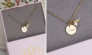 Złoty naszyjnik z zawieszką "Sara", perłą i skrzydełkiem – piękny symbol matki i córki.