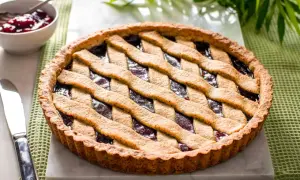 Deliziosa crostata grano saraceno con ripieno di marmellata scura, decorata con una griglia di pasta.