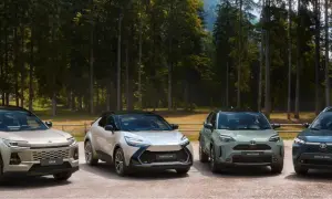 Nuovi modelli Toyota in arrivo: RAV4, C-HR, Yaris Cross e Corolla Cross pronti per l'avventura nel bosco.