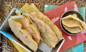 Cresciole marchigiane dorate e zuccherate, un dolce fritto che profuma di tradizione.