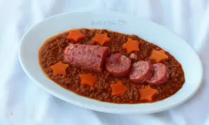 Lenticchie e cotechino alla marchigiana, un piatto saporito con stelline di carota.