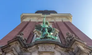 Die Michaeliskirche Hamburg thront über der Stadt. Der Erzengel Michael besiegt den Teufel.