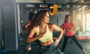 Kobiety tańczące w rytm muzyki na zajęciach zumba. To świetny sposób na aktywność fizyczną i dobrą zabawę.