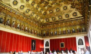 El impresionante interior del Alcázar de Segovia deslumbra con su techo dorado y figuras históricas.