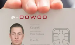 e-dowód tożsamości strefy eog z danymi Piotra Tadeusza Kowalskiego. Widoczny chip i zdjęcie.