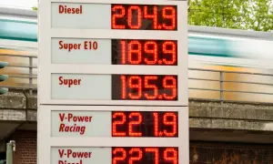 Cena paliwa w Niemczech: Diesel 204.9, Super E10 189.9, Super 195.9. Pociąg mija stację.