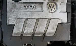 Silnik TDI 1.9 o mocy 105 KM, widoczny na pokrywie z logo VW.