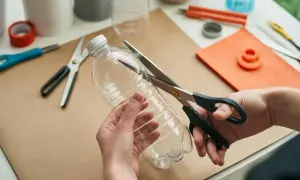 Lampion z butelki plastikowej: prosty DIY krok po kroku
