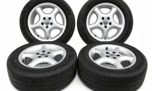 Cztery felgi aluminiowe z oponami Continental ContiPremiumContact 2, rozmiar 205/60 R15, idealne jako jakie opony do VW Polo 9N.