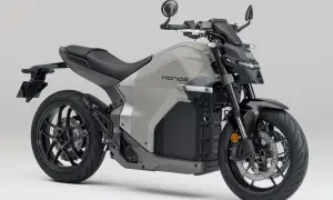 Nowoczesny, szary japoński motocykl Honda z czarnymi detalami i futurystycznym designem.
