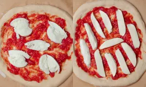 Två pizzabottnar med tomatsås och mozzarella. Den ena med klumpar, den andra med skivor. En familjepizza motsvarar detta.