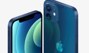 Deux iPhones 12 bleus, un de face et un de dos, montrant la couleur iPhone 12.