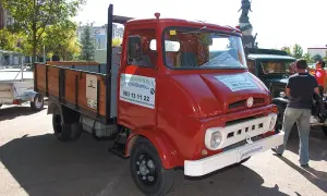 Camion Ebro rouge vif, prêt pour une nouvelle aventure. Un classique sur la route.