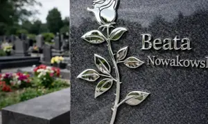 Na nagrobku Beaty Nowakowskiej widnieje metalowa róża, symbol miłości i pamięci. W tle cmentarz.
