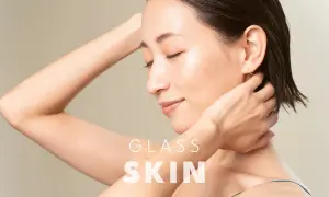Kobieta z idealną, lśniącą cerą, która przypomina efekt glass skin. Jej skóra jest gładka i promienna.