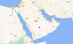 Mapa Półwyspu Arabskiego z zaznaczonym punktem w Arabii Saudyjskiej. Widoczne Egipt, Jordania, Irak, Iran, Oman, Jemen.