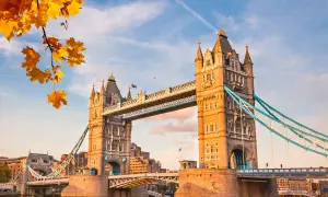 Jesienna odsłona Tower Bridge w Londynie. Zastanawiasz się, ile kosztuje eta do UK?