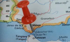 Czerwony pinezka zaznacza Gibraltar na mapie, w pobliżu Malagi.