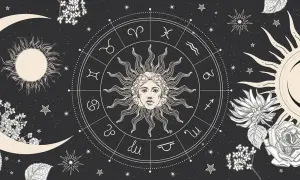Zodiakalny krąg z twarzą Słońca w centrum, otoczony symbolami i księżycem. To obraz, który przywołuje żywioł ziemi i kosmiczne tajemnice.