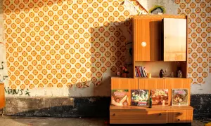Meblościanka PRL: Od reliktu do designerskiej zabudowy DIY