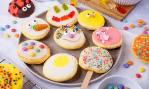 Bunte mini Amerikaner, verziert als Marienkäfer, Küken, Karotte und Smiley. Ein Fest für die Augen und den Gaumen!