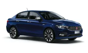Elegancki, granatowy fiat tipo sedan z chromowanymi detalami i felgami. Idealny do miasta i na dalsze trasy.