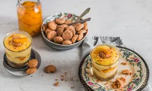 Delizioso tiramisù alle pesche in bicchiere, con amaretti e pesche sciroppate.
