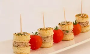Délicieuses mini brochettes apéritives sans cuisson, garnies de thon et de tomates cerises, parfaites pour un apéro frais.
