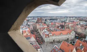 Widok z wieży widokowej we Wrocławiu na Rynek z jarmarkiem. W oddali katedra i inne zabytki.