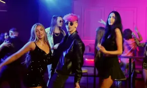 Impreza w stylu disco polo lata 80 90. Lista przebojów na parkiecie, tańczący ludzie w kolorowych strojach i neonowym świetle.