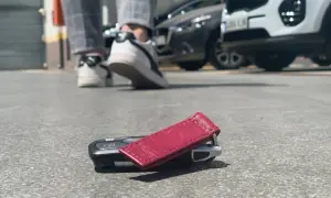 ¡Ay no! He perdido las llaves del coche. Están tiradas en el suelo, cerca de unos zapatos y coches aparcados.