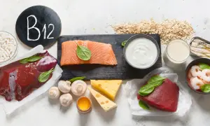 Witaj w świecie witaminy B12! Gdzie występuje? Wątróbka, łosoś, ser, jajka, mleko, krewetki, sardynki i płatki owsiane to jej bogate źródła.