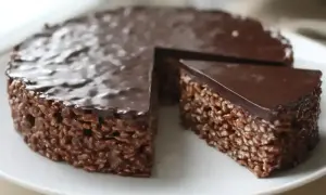 En chokladkaka med krispiga rispuffar och glansig glasyr. Perfekt för alla som älskar goda pajer och desserter.