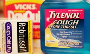 Syrop na kaszel mokry Tylenol i Robitussin. Pomogą na ból gardła i przeziębienie.